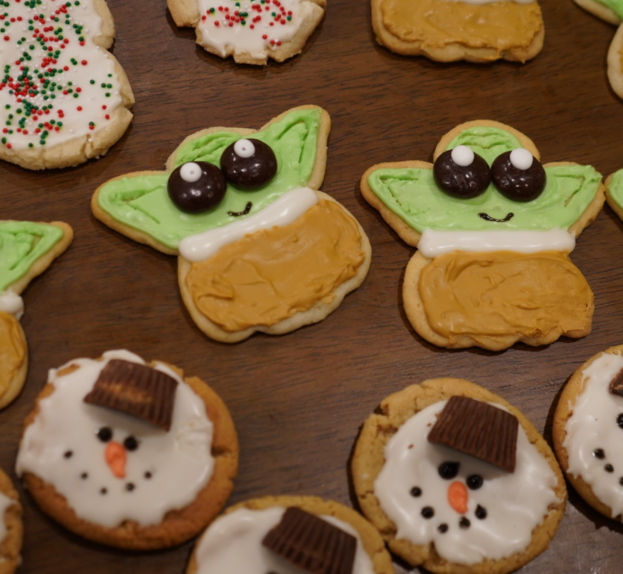 Baby yoda sugar cookies are easy to make using an angel cookie cutter and Junior Mints. Yum! 